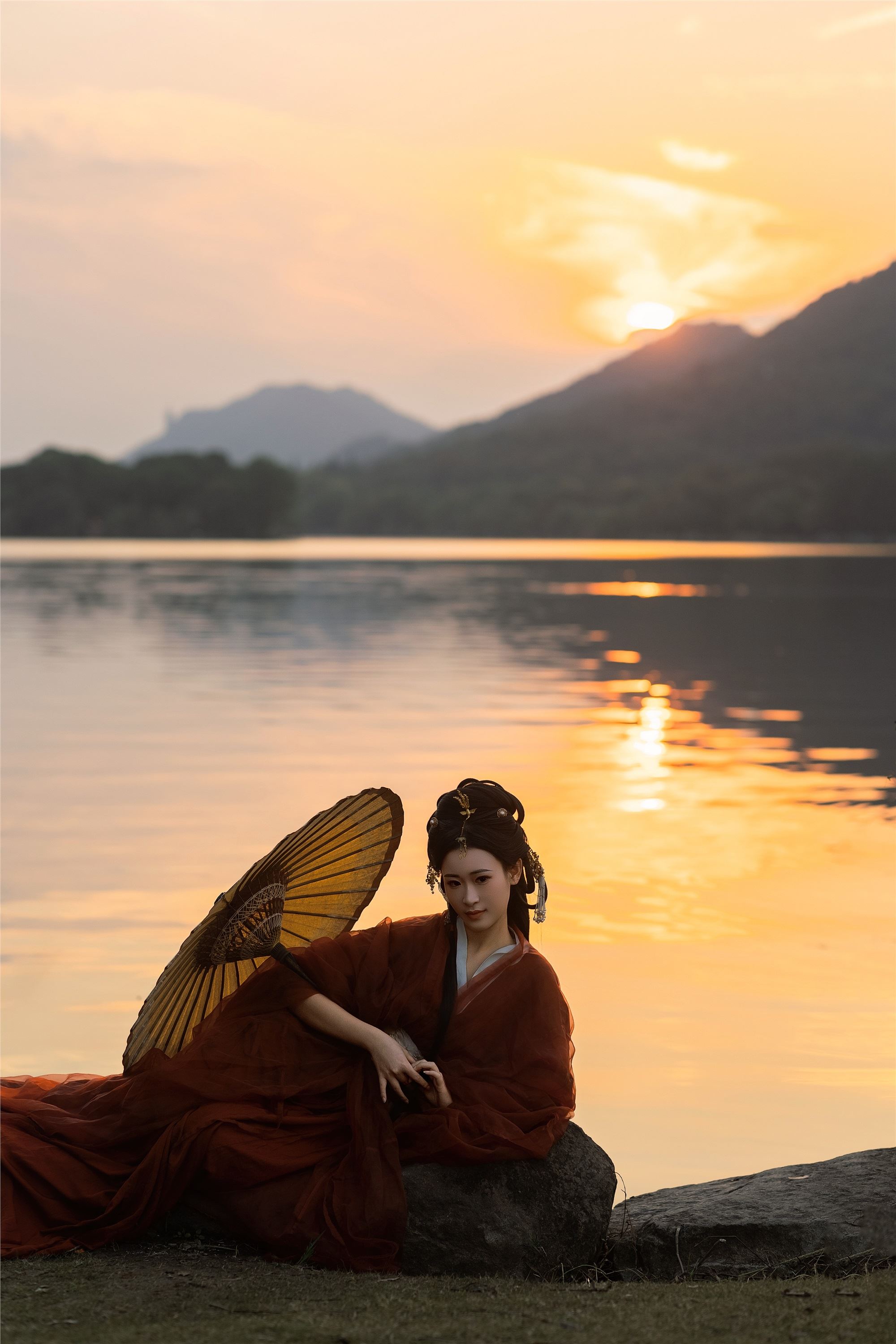 YITUYU艺图语 2025.01.27 落日熔金 江月月月